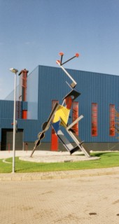 Skulptur vor dem Gebäude